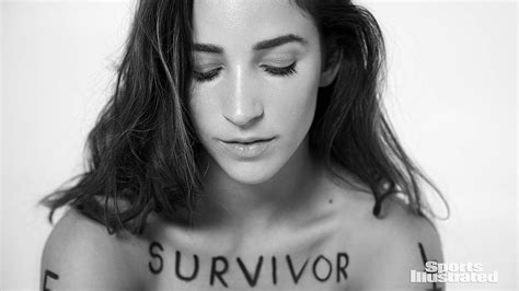 Aly Raisman Poses Nude for SI Swimsuit & Sends Powerful。